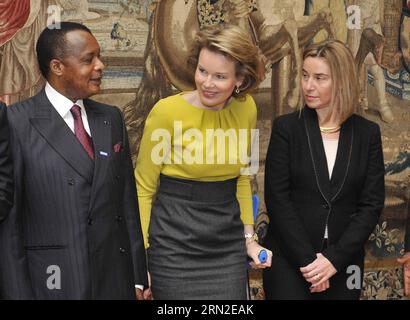 (150303) -- BRUXELLES, le 3 mars 2015 -- la reine de Belgique Mathilde (C), le président du Congo Denis Sassou Nguesso (G) et la chef de la politique étrangère de l'UE Federica Mogherini (D) posent pour des photos avant une conférence internationale de haut niveau sur Ebola, à Bruxelles, capitale de la Belgique, le 3 mars 2015. Plus de 9 500 personnes ont été tuées et 24 000 autres ont été infectées en Afrique de l’Ouest par Ebola, selon l’Organisation mondiale de la santé (OMS). BELGIQUE-BRUXELLES-EBOLA-CONFÉRENCE YexPingfan PUBLICATIONxNOTxINxCHN Bruxelles Mars 3 2015 Reine de Belgique Mathilde C Congo S Président Denis Sassou Nguesso l et eu Foreign po Banque D'Images