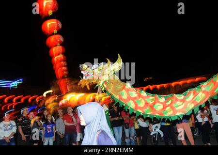 (150303)-- SINGKAWANG, le 3 mars 2015 -- les gens participent au Festival des lanternes à Singkawang, Kalimantan occidental, Indonésie, le 3 mars 2015. Des milliers d'artistes ont assisté au défilé annuel du Festival des lanternes, également connu sous le nom de Festival Cap Go Meh, pour marquer la fin de la célébration du nouvel an lunaire chinois.) INDONESIA-SINGKAWANG-LANTERN FESTIVAL AGUNGXKUNCAHYAXB. PUBLICATIONxNOTxINxCHN Mars 3 2015 célébrités participent au Festival des lanternes dans L'OUEST DE Kalimantan Indonésie Mars 3 2015 des milliers d'artistes ont assisté à la Parade annuelle du Festival des lanternes connu sous le nom de Cap Go Festival to Mark Banque D'Images