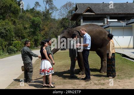 (150304) -- XISHUANGBANNA, le 4 mars 2015 -- le Prince William de Grande-Bretagne visite la base asiatique de protection et de reproduction des éléphants dans la région autonome de Xishuangbanna Dai, dans le sud-ouest de la province du Yunnan, le 4 mars 2015.) (lfj) CHINA-YUNNAN-BRITAIN S PRINCE WILLIAM-VISIT (CN) HuxChao PUBLICATIONxNOTxINxCHN Xishuangbanna Mars 4 2015 Grande-Bretagne S Prince William visite la base de protection et d'élevage des éléphants d'Asie dans la région autonome de Xishuangbanna Dai Sud-Ouest Chine S Yunnan province du Yunnan Mars 4 2015 Chine Yunnan Grande-Bretagne S Prince William visite CN PUBLICATIONxNOTxINXxINXXXXXINXNot Banque D'Images