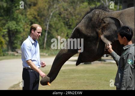 (150304) -- XISHUANGBANNA, le 4 mars 2015 -- le Prince William de Grande-Bretagne visite la base asiatique de protection et de reproduction des éléphants dans la région autonome de Xishuangbanna Dai, dans le sud-ouest de la province du Yunnan, le 4 mars 2015.) (lfj) CHINA-YUNNAN-BRITAIN S PRINCE WILLIAM-VISIT (CN) HuxChao PUBLICATIONxNOTxINxCHN Xishuangbanna Mars 4 2015 Grande-Bretagne S Prince William visite la base de protection et d'élevage des éléphants d'Asie dans la région autonome de Xishuangbanna Dai Sud-Ouest Chine S Yunnan province du Yunnan Mars 4 2015 Chine Yunnan Grande-Bretagne S Prince William visite CN PUBLICATIONxNOTxINXxINXXXXXINXNot Banque D'Images