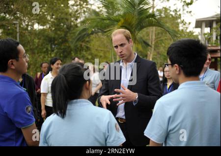 (150304) -- XISHUANGBANNA, le 4 mars 2015 -- le Prince William de Grande-Bretagne discute avec des étudiants dans un jardin botanique tropical de la région autonome de Xishuangbanna Dai, province du Yunnan au sud-ouest de la Chine, le 4 mars 2015.) (zkr) CHINA-YUNNAN-PRINCE WILLIAM-VISIT(CN) HuxChao PUBLICATIONxNOTxINxCHN Xishuangbanna Mars 4 2015 Grande-Bretagne Prince William chats avec des étudiants DANS un jardin botanique tropical à Xishuangbanna Dai région autonome Sud-Ouest Chine S Yunnan province Mars 4 2015 CCR Chine Yunnan Prince William visite CN PUBLICATIONxNOTxINxCHN Banque D'Images