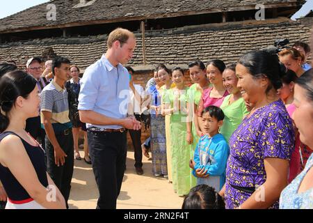 (150304) -- XISHUANGBANNA, le 4 mars 2015 () -- le Prince William de Grande-Bretagne visite le village de Mengman dans la région autonome de Xishuangbanna Dai, province du Yunnan au sud-ouest de la Chine, le 4 mars 2015. () (zkr) CHINA-YUNNAN-PRINCE WILLIAM-VISIT(CN) Xinhua PUBLICATIONxNOTxINxCHN Xishuangbanna Mars 4 2015 Grande-Bretagne S Prince William visite le village de Xishuangbanna Dai région autonome Sud-Ouest Chine S Yunnan province Mars 4 2015 CCR Chine Yunnan Prince William visite CN XINHUA PUBLICATIONxNOTxCHN Banque D'Images