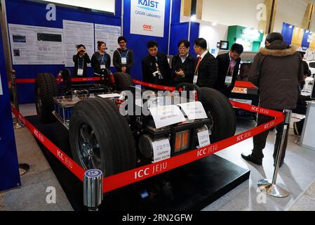 WIRTSCHAFT Elektroautomesse IEVE à Südkorea 150306 -- JEJU, le 6 mars 2015 -- les gens visitent le stand de l'Institut avancé coréen des sciences et de la technologie lors de l'exposition internationale des véhicules électriques IEVE sur l'île de Jeju en Corée du Sud, le 6 mars 2015. La deuxième exposition internationale des véhicules électriques a débuté vendredi sur le lieu de vacances populaire de Corée du Sud, l île de Jeju, attirant environ 70 entreprises liées aux véhicules électriques dans le monde entier. L'expo durera 10 jours du 6 au 15 mars sous le thème de l'E-mobilité et des Communautés vertes . CORÉE DU SUD-JEJU-VÉHICULE ÉLECTRIQUE EXPO PE Banque D'Images