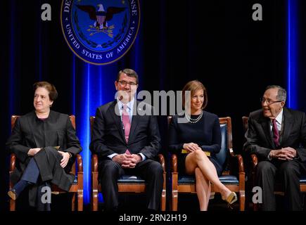 (150306) -- WASHINGTON D.C., le 6 mars 2015 -- le secrétaire américain à la Défense Ashton carter (2e L) assiste à la cérémonie d'assermentation dans l'Auditorium du Pentagone à Washington D.C., capitale des États-Unis, le 6 mars 2015. La cérémonie d'assermentation du secrétaire américain à la Défense Ashton carter a eu lieu vendredi au Pentagone. ) US-WASHINGTON DC-DEFENSE SECRETARY-CEREMONIAL ASSERMENTATION BaoxDandan PUBLICATIONxNOTxINxCHN Washington D C Mars 6 2015 le Secrétaire à la Défense Ashton carter 2nd l assiste à la cérémonie Swearingen dans l'Auditorium du Pentagone à Washington D C capitale des États-Unis Mars 6 Banque D'Images