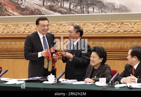 (150307) -- PÉKIN, le 7 mars 2015 -- Zhao Zhihai (2e L), agronome en chef de l'Académie des sciences agricoles de Zhangjiakou, qui est député au 12e Congrès national du peuple (NPC), présente un échantillon de millet hybride au Premier ministre chinois Li Keqiang (1e L), au cours d'une table ronde des députés au 12e PNJ de la province du Hebei du nord de la Chine, au cours de la troisième session du 12e PNJ, à Beijing, capitale de la Chine, le 7 mars 2015. (Yxb) (DEUX SESSIONS) CHINE-BEIJING-NPC-PANEL DISCUSSION-LI KEQIANG (CN) PangxXinglei PUBLICATIONxNOTxINxCHN Beijing Mars 7 2015 Zhao 2e l Chef Agronome de Banque D'Images