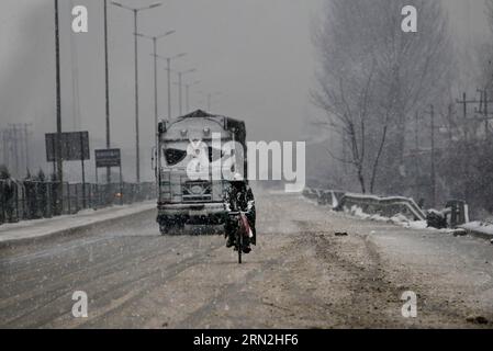 Un Cachemire monte à vélo à la périphérie de Srinagar, capitale d'été du Cachemire contrôlé par l'Inde, le 8 mars 2015. Dimanche, le Cachemire contrôlé par l'Inde a reçu de fortes pluies et des chutes de neige, forçant la fermeture de la route nationale Srinagar-Jammu, la seule route reliant la région du Cachemire à l'Inde.) (lrz) KASHMIR-SRINAGAR-SNOWFALL JavedxDar PUBLICATIONxNOTxINxCHN un homme cachemirien monte À VÉLO À la périphérie de Srinagar capitale d'été du Cachemire contrôlé par l'Inde Mars 8 2015 le Cachemire contrôlé par l'Inde a reçu de fortes pluies et des chutes de neige dimanche forçant la fermeture de la nation Srinagar Jammu Banque D'Images