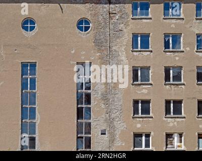 Vue extérieure d'un vieil immeuble à Prora avec de nombreuses fenêtres différentes, Rugen, Allemagne Banque D'Images