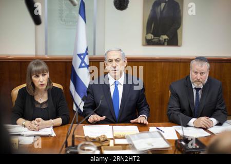 (150309) -- JÉRUSALEM, 8 mars 2015 -- le Premier ministre israélien Benjamin Netanyahu (C) préside la réunion hebdomadaire du cabinet dans son bureau à Jérusalem, le 8 mars 2015. Netanyahu a annoncé dimanche que son discours de 2009 qui soutenait la création d'un État palestinien n'était plus pertinent, a déclaré un porte-parole du Likoud à Xinhua. /Emil Salman) (zjy) MIDEAST-JERUSALEM-ISRAEL-PM-2009 DISCOURS- N'EST PLUS PERTINENT JINI PUBLICATIONxNOTxINxCHN Jérusalem Mars 8 2015 le Premier ministre israélien Benjamin Netanyahu C préside la réunion hebdomadaire du Cabinet à son bureau à Jérusalem LE 8 2015 mars Netanyahu anno Banque D'Images