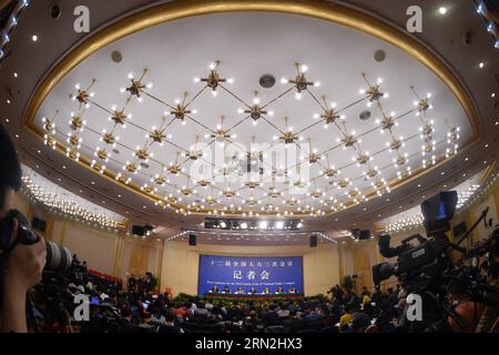 (150309) -- PÉKIN, 9 mars 2015 -- Kan Ke, Zheng Shuna, Yuan Jie, Wang Aili, Wu Zeng, des fonctionnaires de la Commission des affaires législatives du Comité permanent de l Assemblée populaire nationale (NPC) donnent une conférence de presse sur le projet de révision de la loi législative à Beijing, capitale de la Chine, le 9 mars 2015.) (Yxb) (DEUX SESSIONS) CHINE-BEIJING-NPC-LÉGISLATION-CONFERENCE DE PRESSE (CN) LixXin PUBLICATIONxNOTxINxCHN Beijing Mars 9 2015 CH Ke Zheng Yuan Jie Wang Aili Wu Zeng responsables de la Commission des affaires législatives du Comité national des célébrités S Congrès NPC Thing Banque D'Images