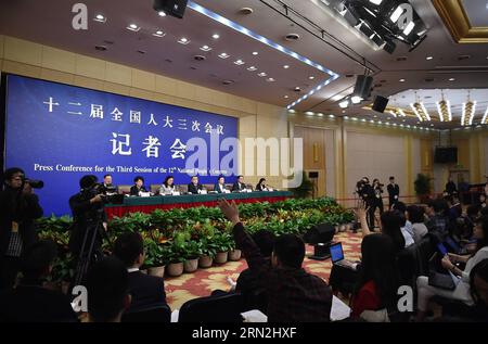 (150309) -- PÉKIN, 9 mars 2015 -- Kan Ke, Zheng Shuna, Yuan Jie, Wang Aili, Wu Zeng, des fonctionnaires de la Commission des affaires législatives du Comité permanent de l Assemblée populaire nationale (NPC) donnent une conférence de presse sur le projet de révision de la loi législative à Beijing, capitale de la Chine, le 9 mars 2015.) (Yxb) (DEUX SESSIONS) CHINE-BEIJING-NPC-LÉGISLATION-CONFERENCE DE PRESSE (CN) LixRan PUBLICATIONxNOTxINxCHN Beijing Mars 9 2015 CH Ke Zheng Yuan Jie Wang Aili Wu Zeng responsables de la Commission des affaires législatives du Comité national des célébrités S Congrès NPC Thing Banque D'Images