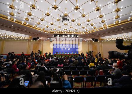 (150309) -- PÉKIN, 9 mars 2015 -- Kan Ke, Zheng Shuna, Yuan Jie, Wang Aili, Wu Zeng, des fonctionnaires de la Commission des affaires législatives du Comité permanent de l Assemblée populaire nationale (NPC) donnent une conférence de presse sur le projet de révision de la loi législative à Beijing, capitale de la Chine, le 9 mars 2015.) (Yxb) (DEUX SESSIONS) CHINE-BEIJING-NPC-LÉGISLATION-CONFERENCE DE PRESSE (CN) LixXin PUBLICATIONxNOTxINxCHN Beijing Mars 9 2015 CH Ke Zheng Yuan Jie Wang Aili Wu Zeng responsables de la Commission des affaires législatives du Comité national des célébrités S Congrès NPC Thing Banque D'Images