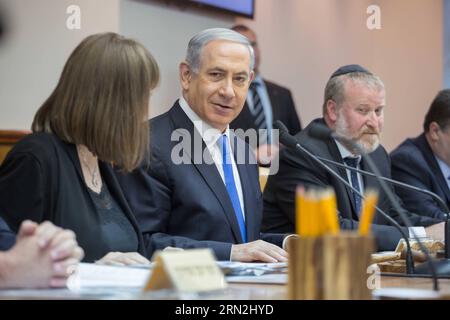 (150309) -- JÉRUSALEM, 8 mars 2015 -- le Premier ministre israélien Benjamin Netanyahu (2e L) préside la réunion hebdomadaire du cabinet dans son bureau à Jérusalem, le 8 mars 2015. Netanyahu a annoncé dimanche que son discours de 2009 qui soutenait la création d'un État palestinien n'était plus pertinent, a déclaré un porte-parole du Likoud à Xinhua. /Emil Salman) (zjy) MIDEAST-JERUSALEM-ISRAEL-PM-2009 DISCOURS- PLUS PERTINENT JINI PUBLICATIONxNOTxINxCHN Jérusalem Mars 8 2015 Premier ministres israéliens Benjamin Netanyahu 2e l préside la réunion hebdomadaire du Cabinet À son bureau à Jérusalem LE 8 2015 mars Netany Banque D'Images