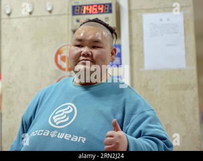 (150309) -- CHONGQING, 9 mars 2015 -- Liang Yong pèse lui-même sur une balance électronique affichant 146,4 kg dans un hôpital du sud-ouest de la Chine, Chongqing, 9 mars 2015. Liang Yong, qui a été nommé comme l'homme le plus gros en Chine par le siège de China Records quand il pesait 225 kg en 2007, perd avec succès 80 kg après cinq ans de traitement médical. (mt) CHINE-CHONGQING-OBÉSITÉ (CN) ChenxCheng PUBLICATIONxNOTxINxCHN Chongqing Mar 9 2015 Liang Yong se pèse SUR une balance électronique affichant 146 4 KG dans un hôpital dans le sud-ouest de la Chine S Chongqing Mars 9 2015 Liang Yong qui ce nommé comme le Fatt Banque D'Images