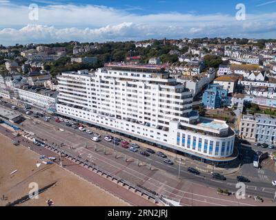 Vue aérienne de Marine court sur le front de mer de Hastings, East Sussex, Royaume-Uni. Banque D'Images