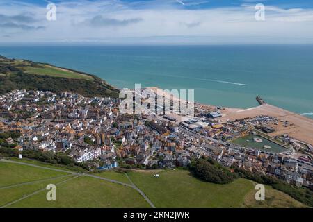 Vue aérienne de la plage et de la jetée à Hastings, East Sussex, Royaume-Uni. Banque D'Images