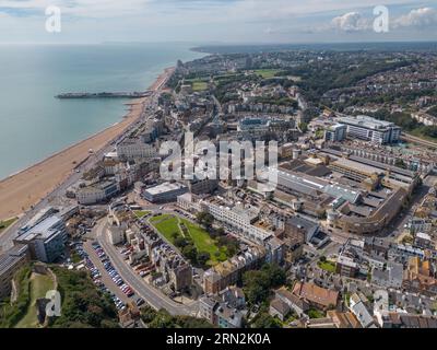 Vue aérienne de la ville balnéaire de Hastings, East Sussex, Royaume-Uni. Banque D'Images