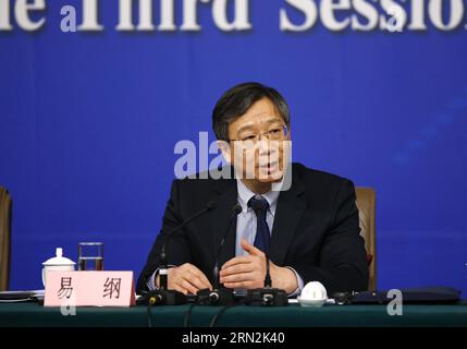 (150312) -- PÉKIN, le 12 mars 2015 -- Yi Gang, vice-gouverneur de la Banque populaire de Chine (PBC) et directeur de l'Administration d'État des changes, répond aux questions lors d'une conférence de presse pour la troisième session du 12e Congrès national populaire (APN) sur la réforme financière à Pékin, capitale de la Chine, le 12 mars 2015. (Yxb) (DEUX SESSIONS) CHINE-PÉKIN-NPC-RÉFORME FINANCIÈRE-CONFÉRENCE DE PRESSE (CN) YinxGang PUBLICATIONxNOTxINxCHN Beijing Mars 12 2015 Yi Vice-gouverneur de la Banque S de Chine de célébrités PBC et directeur de l'administration d'État des changes Banque D'Images