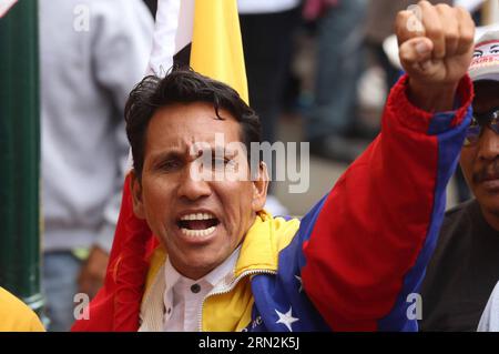 (150312) -- CARACAS, le 12 mars 2015 -- Un résident crie des slogans lors d'une marche anti-impérialiste à Caracas, Venezuela, le 12 mars 2015. Des résidents de Caracas et d’autres régions du Venezuela ont participé à des manifestations jeudi pour défendre la souveraineté nationale et soutenir le gouvernement vénézuélien, après que le président américain Barack Obama ait publié lundi un décret imposant des sanctions supplémentaires aux responsables vénézuéliens pour violations des droits humains et corruption, selon la presse locale. Gregorio Teran/AVN) (fnc) VENEZUELA-CARACAS-SOCIETY-MARCH e AVN PUBLICATIONxNOTxINxCHN Caracas March Banque D'Images