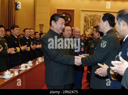 (150312) -- PÉKIN, le 12 mars 2015 -- le président chinois Xi Jinping (C), également secrétaire général du comité central du Parti communiste chinois (PCC) et président de la commission militaire centrale, serre la main des députés au 12e Congrès national populaire (APN) de l Armée populaire de libération (APL) et se joint à une réunion plénière de la délégation de l APL lors de la troisième session du 12e APN à Beijing, capitale de la Chine, le 12 mars 2015. (Yxb) (DEUX SESSIONS) CHINE-BEIJING-NPC-TABLE RONDE-XI JINPING (CN) LixGang PUBLICATIONxNOTxINxCHN Beijing Mars 12 2015 Président chinois Xi Banque D'Images