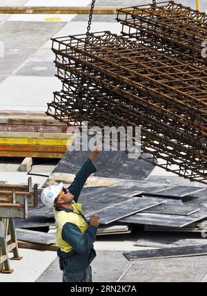 (150312) -- SYDNEY, le 12 mars 2015 -- Un homme travaille sur un chantier de construction à Sydney, en Australie, le 12 mars 2015. Le chômage australien a chuté à 6,3 pour cent en février avec plus de 15 600 nouveaux emplois ajoutés à l'économie, a annoncé jeudi le Bureau australien des statistiques (ABS). AUSTRALIE-SYDNEY-CHÔMAGE-CHUTE JinxLinpeng PUBLICATIONxNOTxINxCHN Sydney Mars 12 2015 un homme travaille SUR un chantier de construction à Sydney Australie Mars 12 2015 le chômage australien a chuté à 6 3 pour cent en février avec plus de 15 600 nouveaux emplois ajoutés à l'économie la BU australienne Banque D'Images