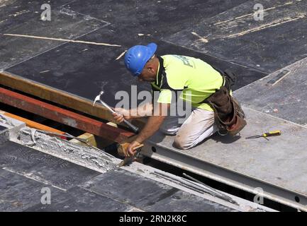 (150312) -- SYDNEY, le 12 mars 2015 -- Un homme travaille sur un chantier de construction à Sydney, en Australie, le 12 mars 2015. Le chômage australien a chuté à 6,3 pour cent en février avec plus de 15 600 nouveaux emplois ajoutés à l'économie, a annoncé jeudi le Bureau australien des statistiques (ABS). AUSTRALIE-SYDNEY-CHÔMAGE-CHUTE JinxLinpeng PUBLICATIONxNOTxINxCHN Sydney Mars 12 2015 un homme travaille SUR un chantier de construction à Sydney Australie Mars 12 2015 le chômage australien a chuté à 6 3 pour cent en février avec plus de 15 600 nouveaux emplois ajoutés à l'économie la BU australienne Banque D'Images