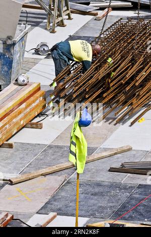 (150312) -- SYDNEY, le 12 mars 2015 -- Un homme travaille sur un chantier de construction à Sydney, en Australie, le 12 mars 2015. Le chômage australien a chuté à 6,3 pour cent en février avec plus de 15 600 nouveaux emplois ajoutés à l'économie, a annoncé jeudi le Bureau australien des statistiques (ABS). AUSTRALIE-SYDNEY-CHÔMAGE-CHUTE JinxLinpeng PUBLICATIONxNOTxINxCHN Sydney Mars 12 2015 un homme travaille SUR un chantier de construction à Sydney Australie Mars 12 2015 le chômage australien a chuté à 6 3 pour cent en février avec plus de 15 600 nouveaux emplois ajoutés à l'économie la BU australienne Banque D'Images