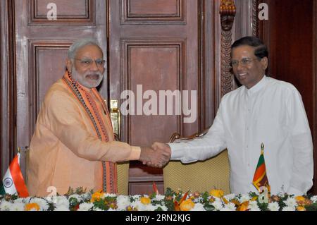 (150313) -- COLOMBO, le 13 mars 2015 -- le président sri-lankais Maithripala Sirisena serre la main du Premier ministre indien Narendra Modi après la signature d'une série d'accords à Colombo, au Sri Lanka, le 13 mars 2015. Le Premier ministre indien Narendra Modi est arrivé vendredi au Sri Lanka pour une visite d'État. Sa visite est la première d'un dirigeant indien à la nation insulaire depuis plus de 25 ans. ) SRI LANKA-COLOMBO-PREMIER MINISTRE INDIEN-VISITE GayanxSameera PUBLICATIONxNOTxINxCHN Colombo Mars 13 2015 le président sri-lankais serre la main des premiers ministres indiens Narendra modes après la signature o Banque D'Images