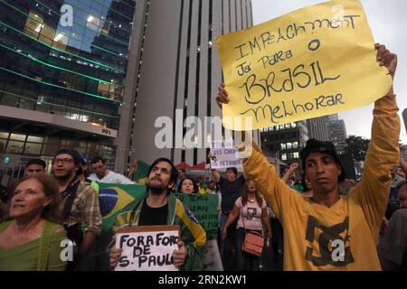 SAO PAULO, le 13 mars 2015 -- les gens prennent part à un rassemblement contre la corruption, les difficultés économiques croissantes et la destitution de la présidente Dilma Rousseff, à Sao Paulo, Bazil, le 13 mars 2015. Le rassemblement de vendredi précède un autre rassemblement de l'opposition convoqué par les réseaux sociaux pour dimanche qui promeut une demande de destitution à la présidente Dilma Rousseff. Rahel Patrasso) (azp) BRÉSIL-SAO PAULO-SOCIÉTÉ-RALLYE e RahelxPatrasso PUBLICATIONxNOTxINxCHN Sao Paulo Mars 13 2015 célébrités prennent part à un rassemblement contre la corruption les difficultés économiques croissantes et dans la demande de l'Impea Banque D'Images