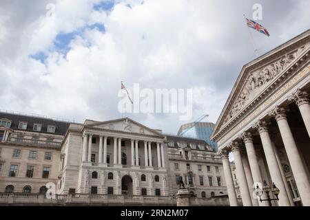 Londres, Royaume-Uni. 30 août 2023. La Banque d'Angleterre (à gauche) dans la Cité de Londres. L'économiste en chef de la Banque, Huw Pill, a indiqué que de nouvelles hausses de taux d'intérêt pourraient être utilisées pour atteindre leur taux d'inflation takget de 2%. L'inflation au Royaume-Uni Current'y s'élève à 6,8%. Crédit : Anna Watson/Alamy Live News Banque D'Images