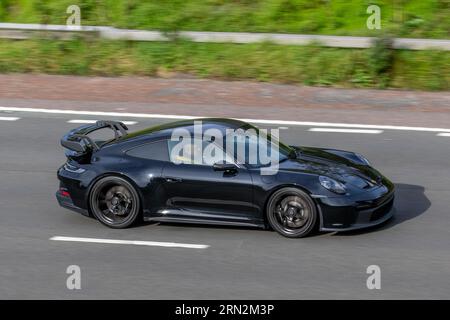 2002 Black Porsche 911 997 Turbo coupé ; voyageant à grande vitesse sur l'autoroute M6 dans le Grand Manchester, Royaume-Uni Banque D'Images