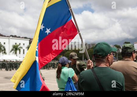 (150314) -- CARACAS, le 14 mars 2015 -- Un citoyen tient un drapeau national vénézuélien lors des exercices militaires organisés par le président vénézuélien Nicolas Maduro, à Caracas, Venezuela, le 14 mars 2015. Le ministre vénézuélien de la Défense Vladimir Padrino Lopez a inauguré samedi les exercices militaires de dix jours, qui, a-t-il déclaré, ont été lancés en raison de la nécessité urgente de défendre l'intégrité de la nation. Boris Vergara) (jg) VENEZUELA-CARACAS-MILITARY-EXERCISES e BorisxVergara PUBLICATIONxNOTxINxCHN Caracas Mars 14 2015 un citoyen tient un drapeau national vénézuélien pendant les exercices militaires convoqués Banque D'Images