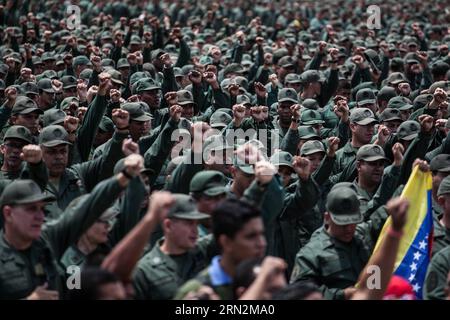 (150314) -- CARACAS, le 14 mars 2015 -- des soldats prennent part aux exercices militaires organisés par le président vénézuélien Nicolas Maduro, à Caracas, Venezuela, le 14 mars 2015. Le ministre vénézuélien de la Défense Vladimir Padrino Lopez a inauguré samedi les exercices militaires de dix jours, qui, a-t-il déclaré, ont été lancés en raison de la nécessité urgente de défendre l'intégrité de la nation. Boris Vergara) (jg) VENEZUELA-CARACAS-MILITARY-EXERCISES e BorisxVergara PUBLICATIONxNOTxINxCHN Caracas Mars 14 2015 des soldats prennent part aux exercices militaires convoqués par le président vénézuélien Nicolas Maduro à Caracas Venez Banque D'Images