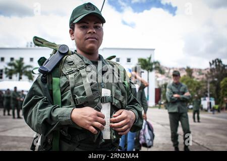 (150314) -- CARACAS, le 14 mars 2015 -- Une soldat participe aux exercices militaires organisés par le président vénézuélien Nicolas Maduro, à Caracas, Venezuela, le 14 mars 2015. Le ministre vénézuélien de la Défense Vladimir Padrino Lopez a inauguré samedi les exercices militaires de dix jours, qui, a-t-il déclaré, ont été lancés en raison de la nécessité urgente de défendre l'intégrité de la nation. Boris Vergara) (jg) VENEZUELA-CARACAS-MILITARY-EXERCISES e BorisxVergara PUBLICATIONxNOTxINxCHN Caracas Mars 14 2015 une Soldat participe aux exercices militaires convoqués par le président vénézuélien Nicolas Madur Banque D'Images