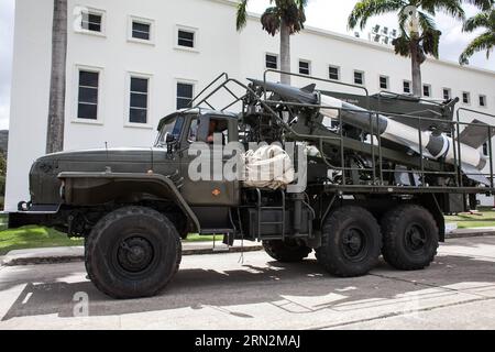 (150314) -- CARACAS, le 14 mars 2015 -- Un véhicule militaire est vu dans les exercices militaires convoqués par le président vénézuélien Nicolas Maduro, à Caracas, Venezuela, le 14 mars 2015. Le ministre vénézuélien de la Défense Vladimir Padrino Lopez a inauguré samedi les exercices militaires de dix jours, qui, a-t-il déclaré, ont été lancés en raison de la nécessité urgente de défendre l'intégrité de la nation. Boris Vergara) (jg) VENEZUELA-CARACAS-MILITARY-EXERCISES e BorisxVergara PUBLICATIONxNOTxINxCHN Caracas Mars 14 2015 un véhicule militaire EST les lacs dans les exercices militaires convoqués par le président vénézuélien Nicolas Maduro Banque D'Images