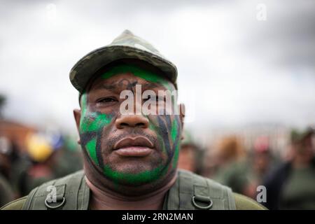 (150314) -- CARACAS, le 14 mars 2015 -- Un soldat participe aux exercices militaires organisés par le président vénézuélien Nicolas Maduro, à Caracas, Venezuela, le 14 mars 2015. Le ministre vénézuélien de la Défense Vladimir Padrino Lopez a inauguré samedi les exercices militaires de dix jours, qui, a-t-il déclaré, ont été lancés en raison de la nécessité urgente de défendre l'intégrité de la nation. Boris Vergara) (jg) VENEZUELA-CARACAS-MILITARY-EXERCISES e BorisxVergara PUBLICATIONxNOTxINxCHN Caracas Mars 14 2015 un soldat prend part aux exercices militaires convoqués par le président vénézuélien Nicolas Maduro à Caracas V. Banque D'Images