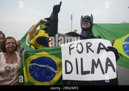 (150315) -- RIO DE JANEIRO, 15 mars 2015 -- Un manifestant tient une pancarte avec des slogans lors d'une manifestation contre le gouvernement de la présidente brésilienne Dilma Rousseff, à Rio de Janeiro, Brésil, le 15 mars 2015. Les groupes d'opposition ont appelé à protester dimanche dans tout le Brésil contre la gestion du gouvernement de Rousseff et les cas dénoncés de corruption, principalement celui qui affecte la compagnie pétrolière d'Etat Petrobras.) (jp) BRAZIL-RIO DE JANEIRO-SOCIETY-PROTEST MarceloxFonseca/AGENCIAXESTADO PUBLICATIONxNOTxINxCHN Rio de Janeiro Mars 15 2015 un manifestant tient un signe W. Banque D'Images