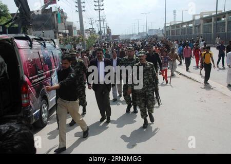 (150315) -- LAHORE, le 15 mars 2015 -- les forces paramilitaires arrivent sur les lieux après des attentats suicides contre des églises dans l'est du Pakistan à Lahore le 15 mars 2015. Au moins 14 personnes ont été tuées et 78 autres blessées lorsque deux kamikazes se sont fait exploser dimanche à l entrée d églises dans la ville de Lahore, dans l est du Pakistan, ont indiqué des sources hospitalières. PAKISTAN-LAHORE-EGLISE-ATTAQUE-BILAN Sajjad PUBLICATIONxNOTxINxCHN Lahore Mars 15 2015 les forces paramilitaires arrivent SUR le site après les attentats suicides à la bombe CONTRE LES églises dans l'est du Pakistan S Lahore LE 15 2015 Mars AU moins 14 Cel Banque D'Images