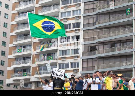 (150315) -- RIO DE JANEIRO, 15 mars 2015 -- des manifestants participent à une manifestation antigouvernementale à Rio de Janeiro, Brésil, le 15 mars 2015. Une manifestation a eu lieu ici à la plage de Copacabana dimanche. ) BRÉSIL-RIO DE JANEIRO-MANIFESTATION XuxZijian PUBLICATIONxNOTxINxCHN Rio de Janeiro Mars 15 2015 des manifestants participent à une manifestation anti-gouvernementale à Rio de Janeiro Brésil Mars 15 2015 une manifestation ce héros ici À la plage de Copacabana dimanche Brésil Rio de Janeiro manifestation PUBLICATIONxNOTxINxCHN Banque D'Images