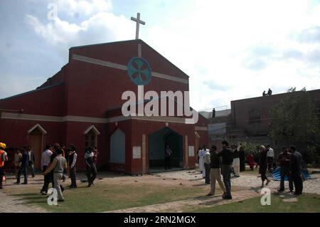 (150315) -- LAHORE, le 15 mars 2015 -- des chrétiens pakistanais se rassemblent devant une église à la suite des attentats suicides perpétrés dans l'est du Pakistan à Lahore le 15 mars 2015. Au moins 14 personnes ont été tuées et 78 autres blessées lorsque deux kamikazes se sont fait exploser dimanche à l entrée d églises dans la ville de Lahore, dans l est du Pakistan, ont indiqué des sources hospitalières. PAKISTAN-LAHORE-EGLISE-ATTAQUE-BILAN Sajjad PUBLICATIONxNOTxINxCHN Lahore Mars 15 2015 les chrétiens pakistanais se rassemblent devant une Eglise après les attentats suicides dans l'est du Pakistan S Lahore LE 15 2015 mars AU moins 14 Celebriti Banque D'Images