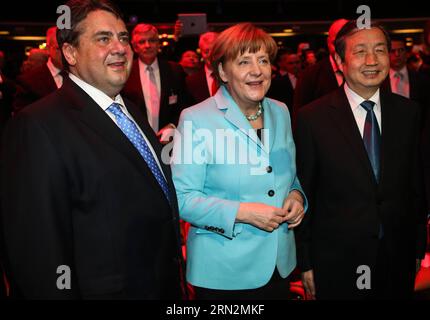 (150315) -- HANOVRE, le 15 mars 2015 -- la chancelière allemande Angela Merkel(C), le vice-premier ministre chinois Ma Kai(R) et le vice-chancelier allemand, ministre de l'économie et de l'énergie Sigmar Gabriel(L) assistent à la cérémonie d'ouverture du CeBIT 2015 à Hanovre, en Allemagne, le 15 mars 2015. Top IT Business Fair CeBIT 2015, qui présente une forte présence chinoise, a débuté dimanche en Allemagne. ) ALLEMAGNE-HANOVRE-CEBIT 2015-CÉRÉMONIE D'OUVERTURE ZhangxFan PUBLICATIONxNOTxINxCHN 150315 Hanovre Mars 15 2015 Chancelière allemande Angela Merkel C Vice-Premier ministre chinois ma Kai r et Vice-chancelier allemand Ministre de l'économie et de l'énergie Banque D'Images