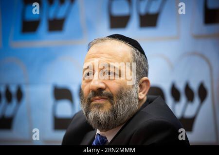 (150316) -- JÉRUSALEM, le 15 mars 2015 -- Aryeh Deri, chef du parti politique Shas israélien, assiste à une conférence de presse au siège du parti Shas à Jérusalem, le 15 mars 2015, deux jours avant les élections du 17 mars.) MIDEAST-JERUSALEM-ISRAEL-ELECTION-SHAS JINI PUBLICATIONxNOTxINxCHN Jérusalem Mars 15 2015 Chef du Parti politique israélien S Shas Aryeh Deri assiste à une conférence de presse AU siège du Parti Shas à Jérusalem LE 15 2015 mars deux jours avant les élections de mars 17 Mideast Jérusalem ÉLECTION israélienne Shas Jini PUBLICATIONxNOTxINxCHN Banque D'Images