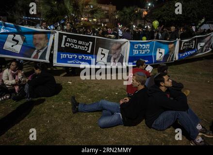 (150316) -- TEL AVIV, 15 mars 2015 -- des partisans assistent à un rassemblement de masse de droite sur la place Rabin à tel Aviv, Israël, le 15 mars 2015. Des milliers d'Israéliens de droite se sont rassemblés dimanche sur une place dans le centre de tel Aviv pour montrer leur soutien au Premier ministre Benjamin Netanyahu dont la candidature à la réélection lors des élections de mardi a rencontré un fort défi de la part du camp de l'opposition. Lors du rassemblement, Netanyahu a appelé les Israéliens à voter pour son parti de droite Likoud, qui est à la traîne derrière l'Union sioniste de centre gauche dans les sondages d'opinion. (LRZ) ISRAEL-TEL AVIV-ELECTION-MASS RALLY-RIGHT-SUPPORT LIXRUI PUB Banque D'Images