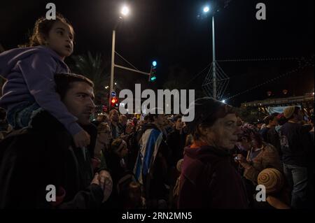 (150316) -- TEL AVIV, 15 mars 2015 -- des partisans assistent à un rassemblement de masse de droite sur la place Rabin à tel Aviv, Israël, le 15 mars 2015. Des milliers d'Israéliens de droite se sont rassemblés dimanche sur une place dans le centre de tel Aviv pour montrer leur soutien au Premier ministre Benjamin Netanyahu dont la candidature à la réélection lors des élections de mardi a rencontré un fort défi de la part du camp de l'opposition. Lors du rassemblement, Netanyahu a appelé les Israéliens à voter pour son parti de droite Likoud, qui est à la traîne derrière l'Union sioniste de centre gauche dans les sondages d'opinion. (LRZ) ISRAEL-TEL AVIV-ELECTION-MASS RALLY-RIGHT-SUPPORT LIXRUI PUB Banque D'Images
