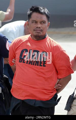 (150316) -- PASAY CITY, le 16 mars 2015 -- Mohammad Ali Tambako, fondateur du mouvement islamique Justice, est escorté à Pasay City, Philippines, le 16 mars 2015. Mohammad Ali Tambako et quatre de ses partisans ont été arrêtés dimanche soir dans la ville du général Santos, dans le sud des Philippines, a déclaré lundi l'armée. PHILIPPINES-PASAY CITY-DISSIDENT-ARRÊTÉ RouellexUmali PUBLICATIONxNOTxINxCHN Pasay City Mars 16 2015 Mohammad Ali fondateur du mouvement islamique Justice EST escorté à Pasay City Philippines Mars 16 2015 Mohammad Ali et quatre de ses suiveurs ont été arrêtés dimanche soir à TH Banque D'Images