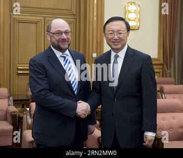 (150316) -- PÉKIN, le 16 mars 2015 -- le conseiller d'État chinois Yang Jiechi (à droite) rencontre le président du Parlement européen Martin Schulz à Pékin, capitale de la Chine, le 16 mars 2015. (Zwx) CHINA-BEIJING-YANG JIECHI-EUROPEAN PARLIAMENT PRESIDENT-MEETING(CN) WangxYe PUBLICATIONxNOTxINxCHN Beijing Mars 16 2015 les conseillers d'Etat chinois Yang Jiechi r rencontrent le Président du Parlement européen Martin Schulz à Beijing capitale de la Chine Mars 16 2015 Chine Beijing Yang Jiechi Président du Parlement européen Réunion CN WangXYe PUBLICATIONxNOTxINxINxCHN Banque D'Images