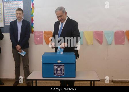 (150317) -- JÉRUSALEM, le 17 mars 2015 -- le Premier ministre israélien Benjamin Netanyahu (R) jette son bulletin de vote dans un bureau de vote lors des élections législatives à Jérusalem, le 17 mars 2015. Israël a tenu des élections parlementaires mardi. JINI/POOL/Marc Israel Sallem) MIDEAST-JERUSALEM-ISRAEL-ELECTION-VOTE LixRui PUBLICATIONxNOTxINxCHN Jerusalem Mars 17 2015 le Premier ministre israélien Benjamin Netanyahu jette son bulletin de vote À un bureau de vote lors des ÉLECTIONS parlementaires à Jérusalem LE 17 2015 mars Israël héros ÉLECTION parlementaire mardi Jini Pool Marc Israel Mideast Jérusalem est Banque D'Images