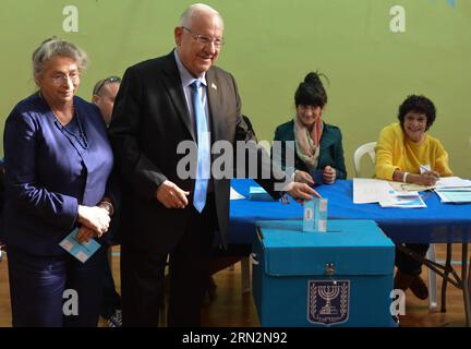 (150317) -- JÉRUSALEM, le 17 mars 2015 -- le président israélien Reuven Rivlin (front R) a déposé son bulletin de vote dans un bureau de vote lors des élections législatives à Jérusalem, le 17 mars 2015. Israël a tenu des élections parlementaires mardi. ) MIDEAST-JERUSALEM-ISRAEL-ELECTION-VOTE LixRui PUBLICATIONxNOTxINxCHN Jérusalem Mars 17 2015 le président israélien Reuven Rivlin Front r jette son bulletin de vote À un bureau de vote lors des ÉLECTIONS parlementaires à Jérusalem LE 17 2015 mars Israël héros ÉLECTIONS parlementaires LE mardi Mideast Jérusalem ÉLECTION israélienne VOTE PUBLICATIONxNOTxINxCHN Banque D'Images