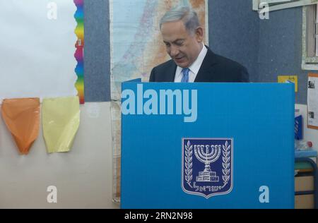 (150317) -- JÉRUSALEM, le 17 mars 2015 -- le Premier ministre israélien Benjamin Netanyahu remplit son bulletin de vote dans un bureau de vote lors des élections législatives à Jérusalem, le 17 mars 2015. Israël a tenu des élections parlementaires mardi. JINI/POOL/Marc Israel Sallem) MIDEAST-JERUSALEM-ISRAEL-ELECTION-VOTE LixRui PUBLICATIONxNOTxINxCHN Jerusalem Mars 17 2015 le Premier ministre israélien Benjamin Netanyahu remplit son bulletin de vote À un bureau de vote lors des ÉLECTIONS parlementaires à Jérusalem LE 17 2015 mars Israël héros ÉLECTIONS parlementaires mardi Jini Pool Marc Israel Mideast Jérusalem est Banque D'Images