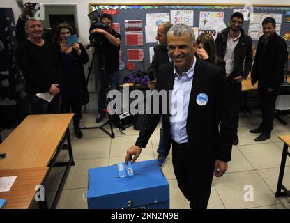 (150317) -- JÉRUSALEM, le 17 mars 2015 -- Moshe Kahlon, le leader israélien de Kulanu, a déposé son bulletin de vote dans un bureau de vote lors des élections législatives à Haïfa, au nord d Israël, le 17 mars 2015. Israël a tenu ses élections parlementaires mardi. ) ISRAEL-HAIFA-ELECTION-VOTE MuammarxAwad PUBLICATIONxNOTxINxCHN Jérusalem Mars 17 2015 Israël S leader Moshe jette son bulletin de vote À un bureau de vote lors des ÉLECTIONS législatives à Haïfa Israël LE 17 2015 Mars Israël Hero ses ÉLECTIONS parlementaires LE mardi Israël ÉLECTION à Haïfa VOTER PUBLICATIONxNOTxINxCHN Banque D'Images