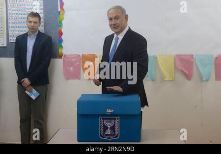 (150317) -- JÉRUSALEM, le 17 mars 2015 -- le Premier ministre israélien Benjamin Netanyahu (R) jette son bulletin de vote dans un bureau de vote lors des élections législatives à Jérusalem, le 17 mars 2015. Israël a tenu des élections parlementaires mardi. JINI/POOL/Marc Israel Sallem) MIDEAST-JERUSALEM-ISRAEL-ELECTION-VOTE LixRui PUBLICATIONxNOTxINxCHN Jerusalem Mars 17 2015 le Premier ministre israélien Benjamin Netanyahu jette son bulletin de vote À un bureau de vote lors des ÉLECTIONS parlementaires à Jérusalem LE 17 2015 mars Israël héros ÉLECTION parlementaire mardi Jini Pool Marc Israel Mideast Jérusalem est Banque D'Images